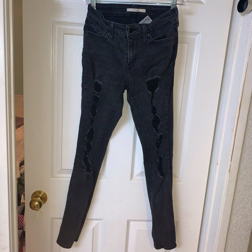 Black, size 26, distressed, Levi’s skinny jeans